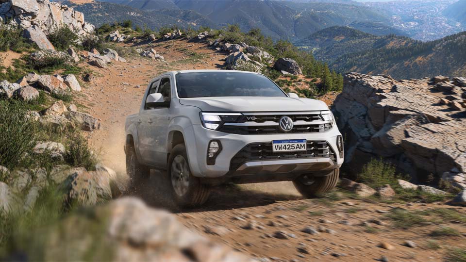 Volkswagen Amarok azul en exhibición