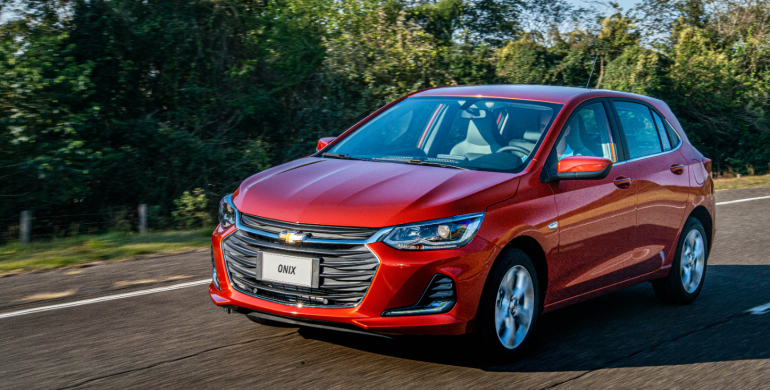 Chevrolet azul deportivo estacionado