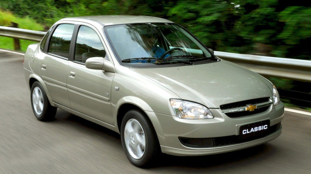 Chevrolet rojo compacto en exhibición