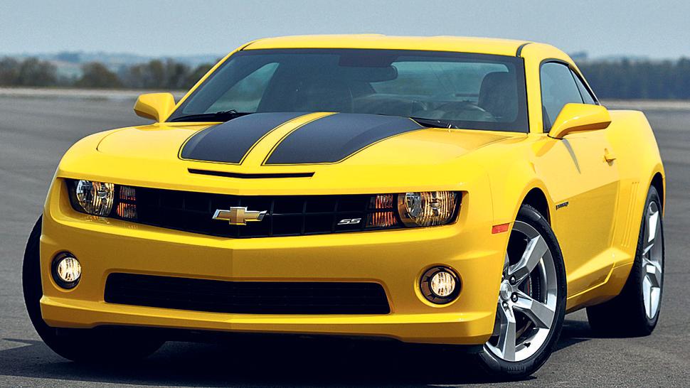 Chevrolet deportivo amarillo en pista