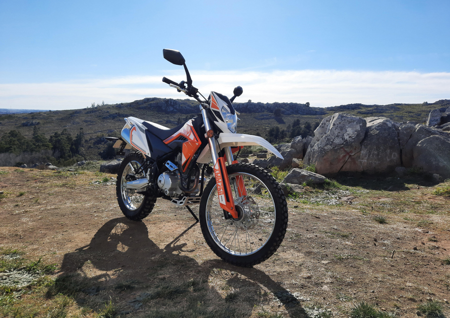 Motomel deportiva lista para la pista