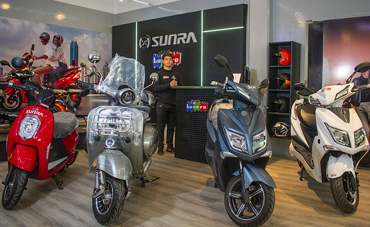 Varias motos en exhibición